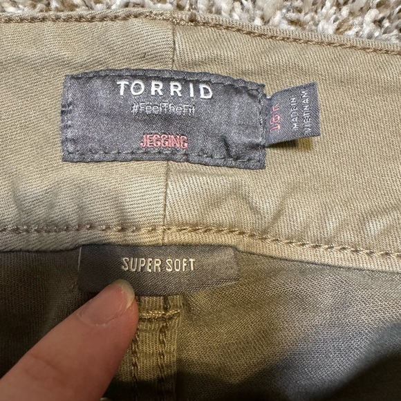 🐍 Torrid High Rise Jegging Pants Size 18R Plus Tan Python Print Skinny Jeans 🐍 - Picture 3 of 4